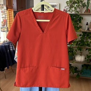 Figs Women’s Casma Three-Pocket Scrub Top. Size Small.
